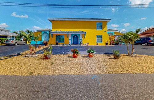 Caloosahatchee Condo | Canal-front condo with pool, boat slip, deck, central AC, & fast WiFi
