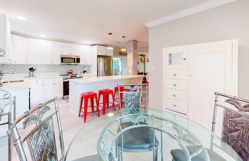 Caloosahatchee Condo | Canal front condo with boat slip, pool access, private deck & fast WiFi