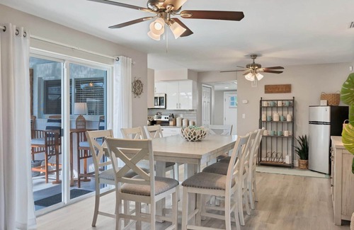Caloosahatchee House | Cape Coral 3 Bedroom Private Pool Home - Canal Access