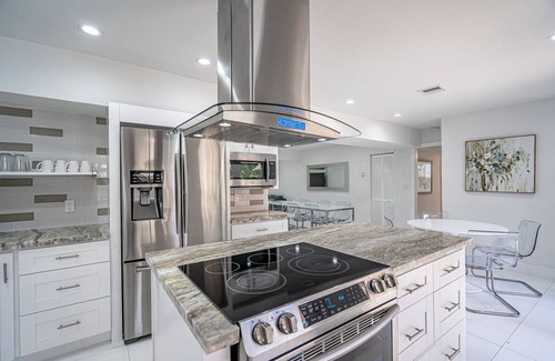 Hollywood Lakes House | Casa Bonita 5/4 - 10 Guests - Heated Pool