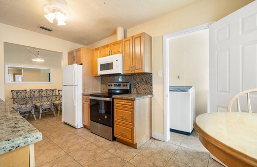 Dania Beach House | Casa Del Sol - 3 bdrms, 2 baths - Heated Pool