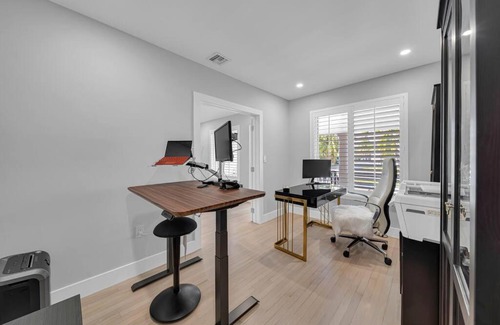Coral Way Villa | Casa la Miami - Central location Villa with Pool & Gym