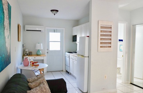East Fort Lauderdale Apartment | Charming Beach Studio/Patio/Wifi/Self Check In-Out/One Step from the Ocean!