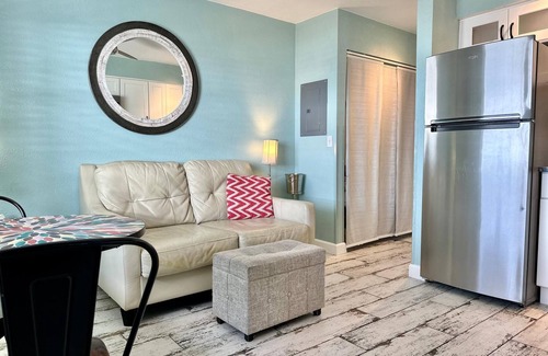 Belleair Beach Condo | Chateau 5W Beachfront Bliss: Stylish Condo in Belleair Beach