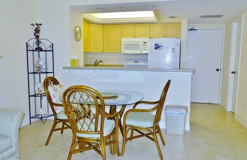 Marco Island Condo | Chic One Bedroom Beachfront Condo