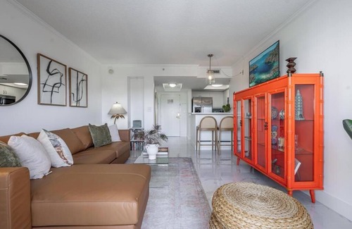 Coconut Grove Apartment | Coconut Grove Retreat, bayviews, 1 park incl, wkspace, Smart TV, Pool/hottub"