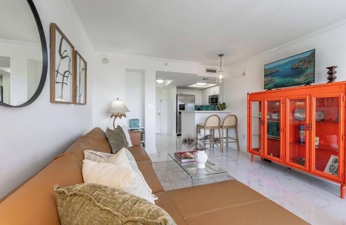 Coconut Grove Apartment | Coconut Grove Retreat, bayviews, 1 park incl, wkspace, Smart TV, Pool/hottub"