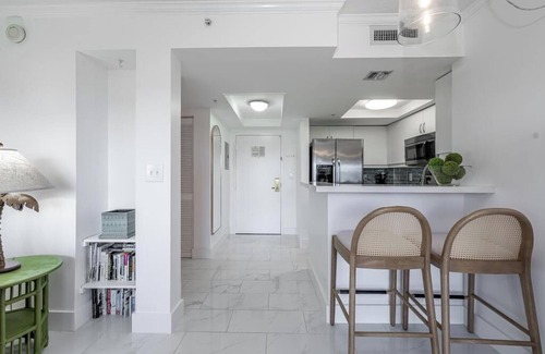 Coconut Grove Apartment | Coconut Grove Retreat, bayviews, 1 park incl, wkspace, Smart TV, Pool/hottub"