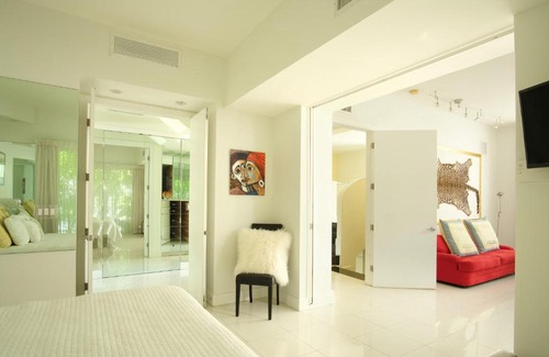 Northeast Coconut Grove House | Coconut Grove Villa Calusa