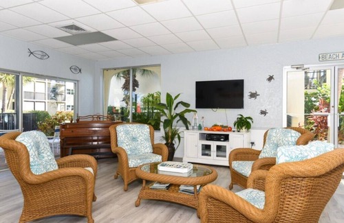 Siesta Key Condo | Condo# 107 Two minutes walk to the Beach!