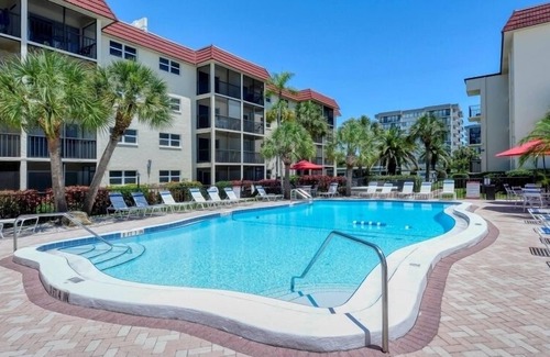 Siesta Key Condo | Condo# 107 Two minutes walk to the Beach!
