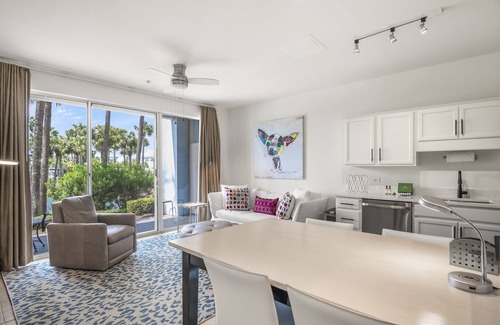 Gulf Place Condo | Condo Directly Across from the Beach! 2 Adult Bikes! Walk to Dining!