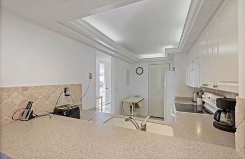Marco Island Condo | Condo overlooking Clam Bay w/pool & beach access