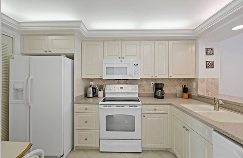 Marco Island Condo | Condo overlooking Clam Bay w/pool & beach access