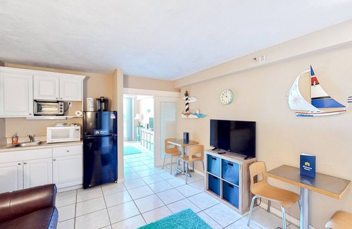 Lenox Park Condo | Condo w/furnished balcony, shared pool, hot tub, game room, gym, & beach access