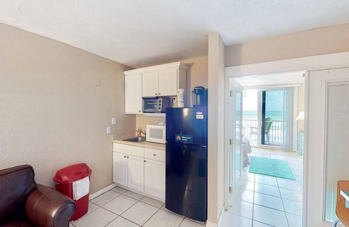 Lenox Park Condo | Condo w/furnished balcony, shared pool, hot tub, game room, gym, & beach access