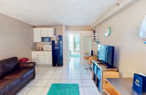 Lenox Park Condo | Condo w/furnished balcony, shared pool, hot tub, game room, gym, & beach access