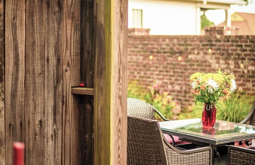 Old East Hill House | Couples/Downtown/EZ 2 beaches/patio/free parking