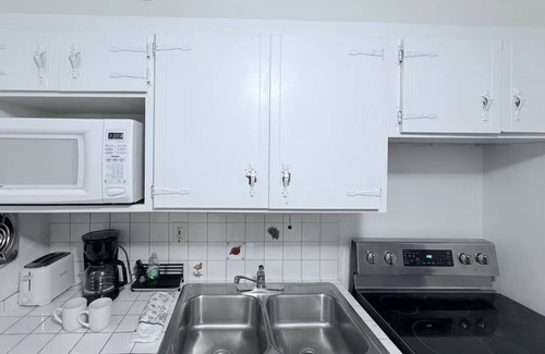 North Beach Condo | Cozy 1-bedroom condo in fantastic Hollywood with AC, WiFi
