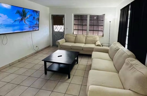 North Beach Condo | Cozy 1-bedroom condo in fantastic Hollywood with AC, WiFi