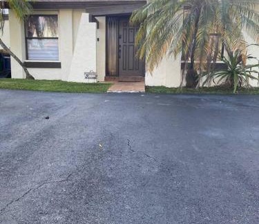 Kendale Lakes House | Cozy 2 Bedroom Modern Farmhouse in Miami