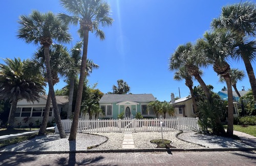 Gulfport House | Cozy Beach Cottage Yards From The Beach And Restaurants!