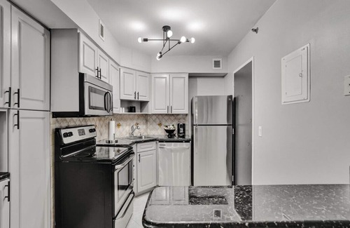 Mid Beach Apartment | Cozy Beachfront 2 Bedroom Condo Beach Service 406