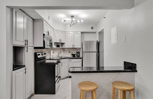 Mid Beach Apartment | Cozy Beachfront 2 Bedroom Condo Beach Service 406