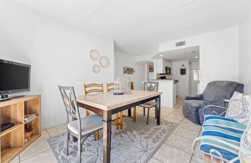 Trailer Estates Apartment | Cozy & Bright. Minutes to Anna Maria Island, IMG & More