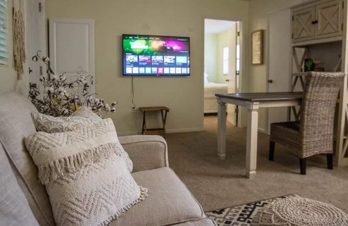 Mount Dora Apartment | Cozy Buttercup Cottage!
