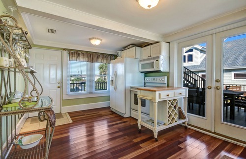 Fernandina Beach House | Cozy cottage and dog friendly, perfect for a relaxing, calm time away for everyday life.