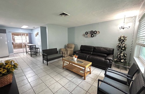 Pinellas Park House | Cozy Getaway: 3BR - 8PPL AC and WiFi Near Tampa Bay Beaches
