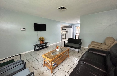 Pinellas Park House | Cozy Getaway: 3BR - 8PPL AC and WiFi Near Tampa Bay Beaches