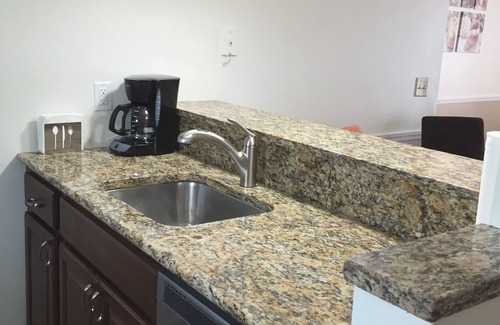 Madeira Beach Condo | Cozy & Mod condo, Walk to Beach, Self check In-Out, WiFi, 2 Heated Pools, Piers+