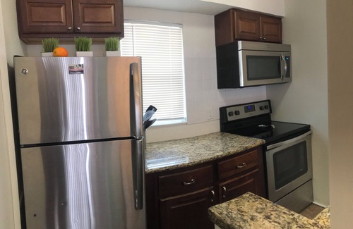 Madeira Beach Condo | Cozy & Mod condo, Walk to Beach, Self check In-Out, WiFi, 2 Heated Pools, Piers+
