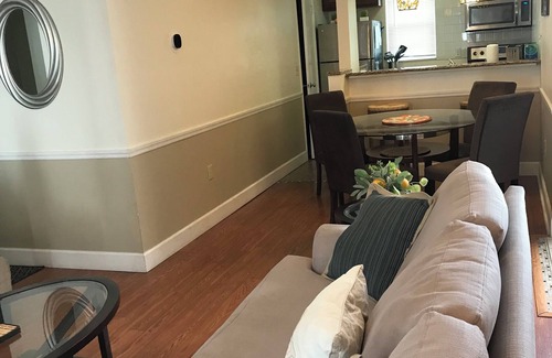 Madeira Beach Condo | Cozy & Mod condo, Walk to Beach, Self check In-Out, WiFi, 2 Heated Pools, Piers+