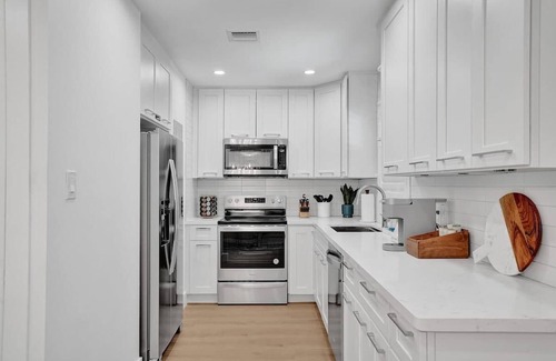 Lake Ridge Apartment | Cozy Oasis for 2 w/Insta-worthy Tropical Pool*