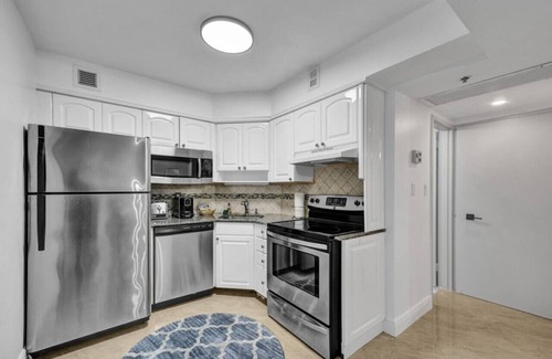 Mid Beach Apartment | Cozy Ocean View Condo with beach service 1015
