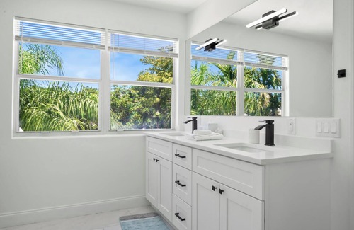 Flamingo Parks House | Cozy West Palm Beach Home l 10min to Municipal Beach and more!