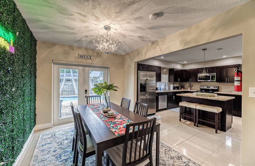 Dania Beach House | DaniaBeach OASIS with Heated POOL 5min FLL airport, Port, Beach