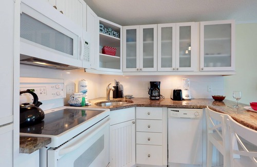 Holmes Beach Villa | Darling beachside villa w/space & privacy - a cozy coastal florida experience