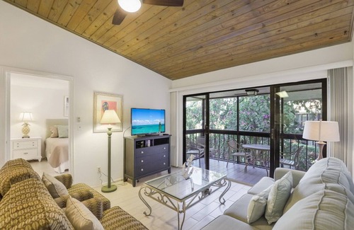 Marco Island Condo | Delightful condo w/ two heated pools & brief walk to beach