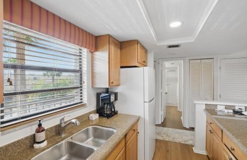 Park Shore House | Deluxe Condo with Lake Views