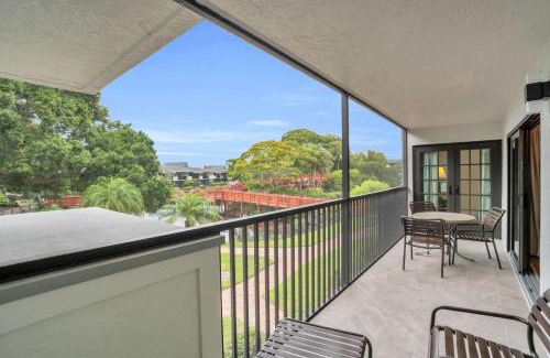 Park Shore House | Deluxe Condo with Lake Views