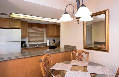 Park Shore Condo | Deluxe + Spacious Retreat in a Central Location
