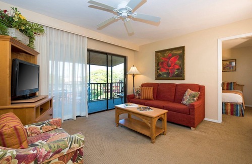 Park Shore Condo | Deluxe + Spacious Retreat in a Central Location