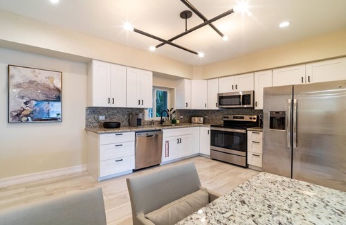 Seybold House | DIAMOND ESTATES: MIAMI - 6 QUEEN, 3 FULL BATH, POOL, BAR ROOM, BALCONY