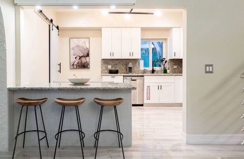 Seybold House | DIAMOND ESTATES: MIAMI - 6 QUEEN, 3 FULL BATH, POOL, BAR ROOM, BALCONY