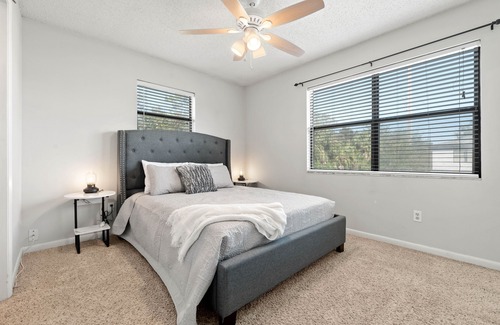 Palm Valley House | Double Ensuite Bedrooms in Cheerful Townhouse