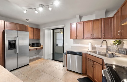 Palm Valley House | Double Ensuite Bedrooms in Cheerful Townhouse